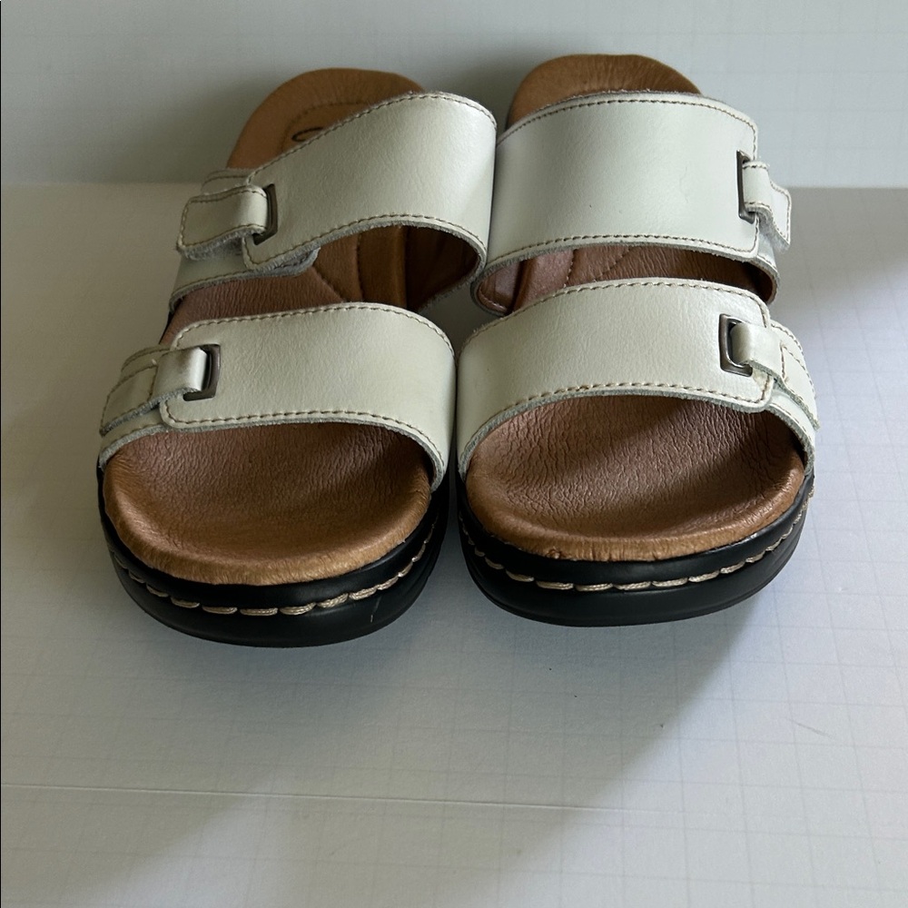 Clarks Women's White Leather Sandals - Picture 4 of 10